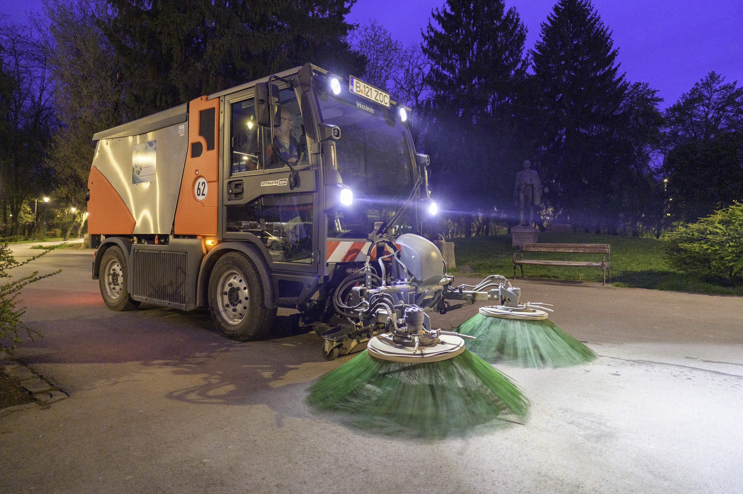 Egész évben folyamatosan zajlik a közterek tisztítása Sepsiszentgyörgyön