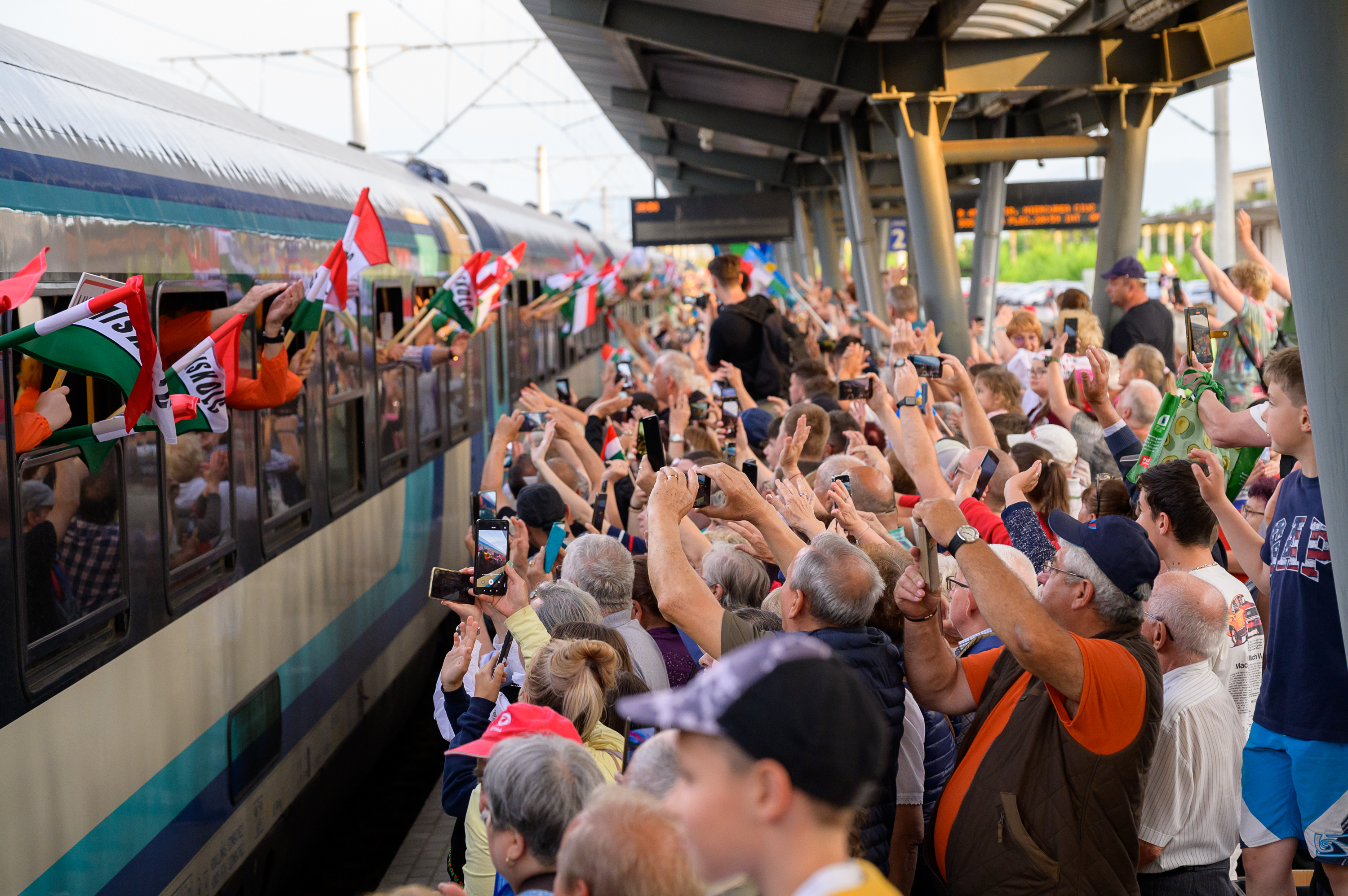 Péntek este Sepsiszentgyörgyön is áthalad a Csíksomlyó Expressz – Székely Gyors Össznemzeti Zarándokvonat Péntek este Sepsiszentgyörgyön is áthalad a Csíksomlyó Expressz – Székely Gyors Össznemzeti Zarándokvonat