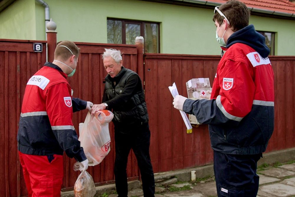 122 élelmiszercsomagot vittek házhoz az önkéntesek a járvány ideje alatt