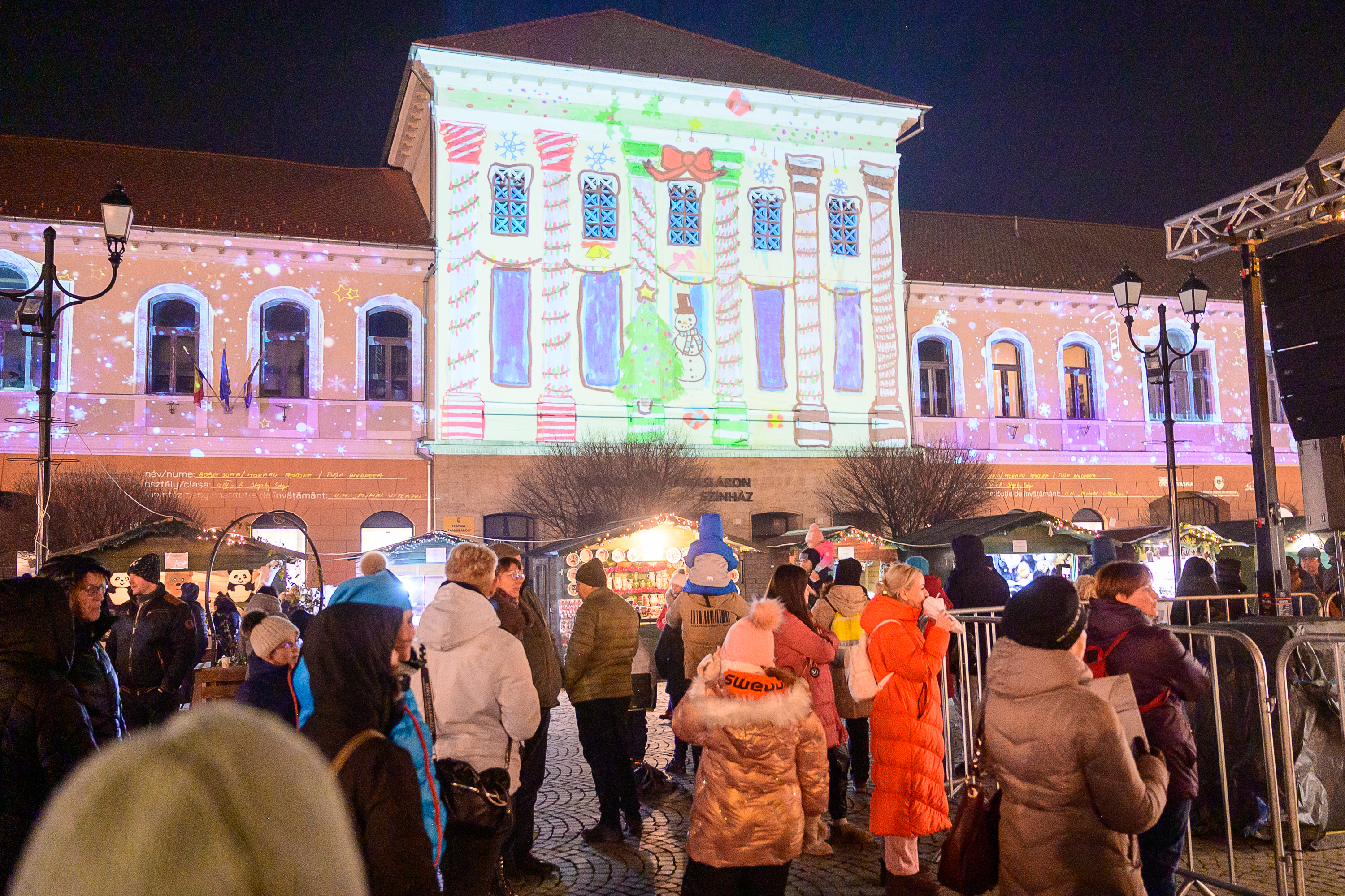 Rekordszámú gyermekrajz vetítésére kerül sor a Tamási Áron Színház homlokzatán