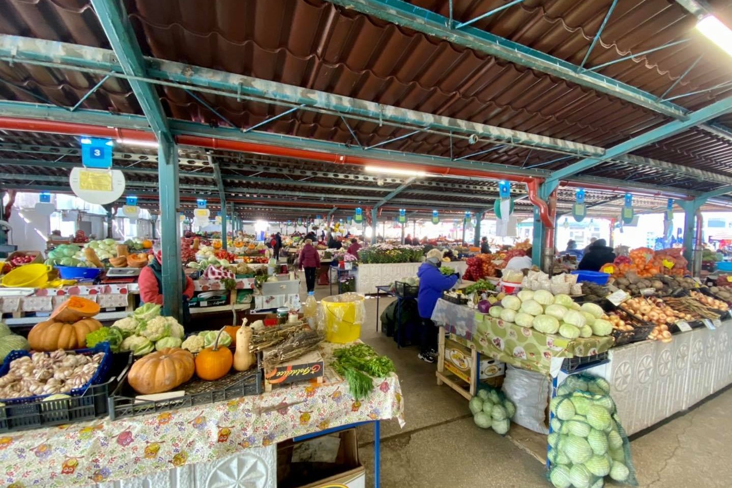 Sepsiszentgyörgyön továbbra is nyitva marad a központi zöldségpiac. Keddtől a városi bölcsődék is kinyitnak.